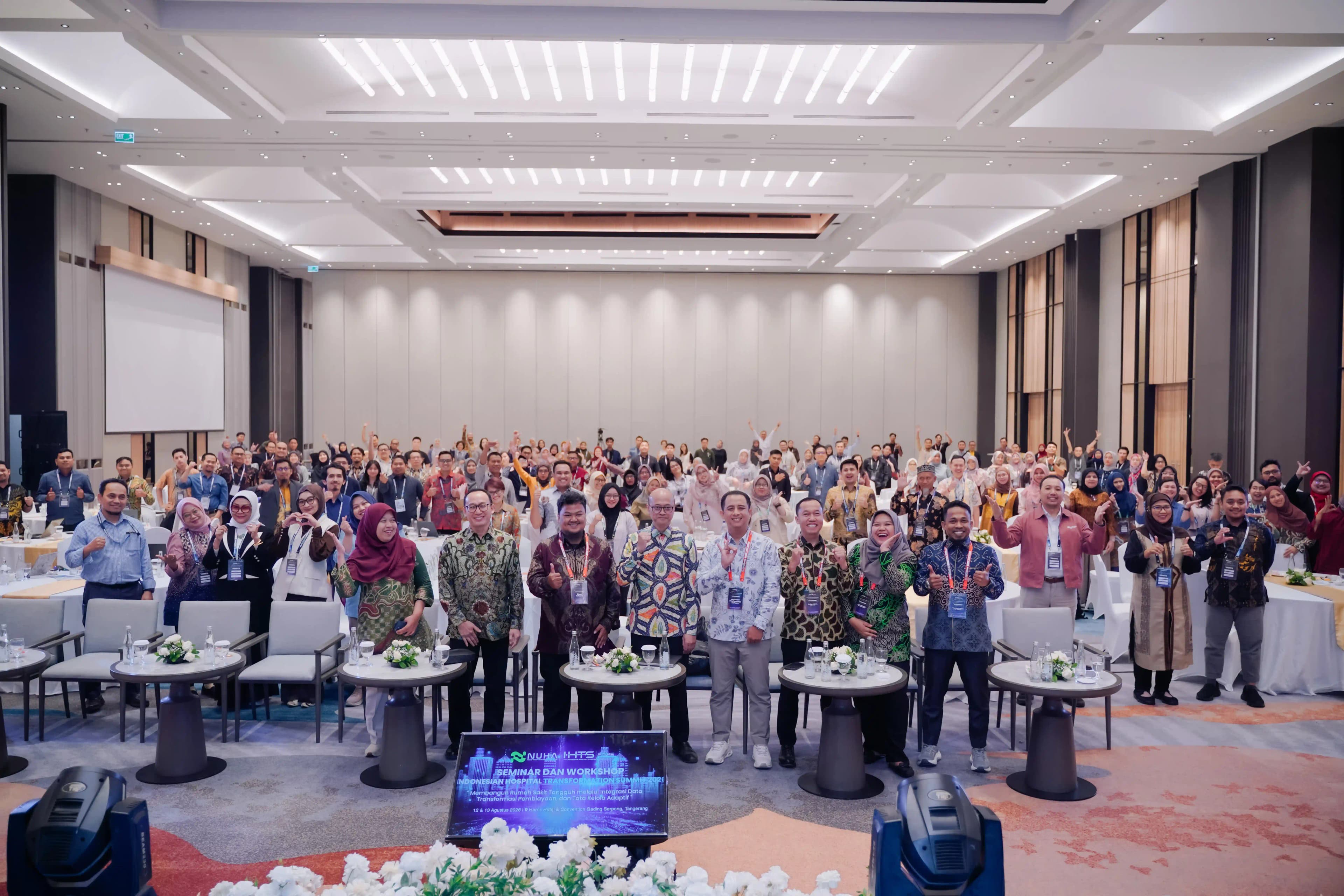 Pembicara NUHA mempresentasikan inovasi layanan kesehatan di hadapan peserta seminar